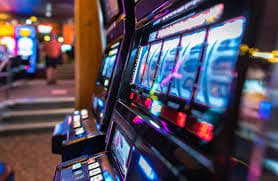 Antarmuka aplikasi mobile jackpot33 menampilkan menu permainan slot